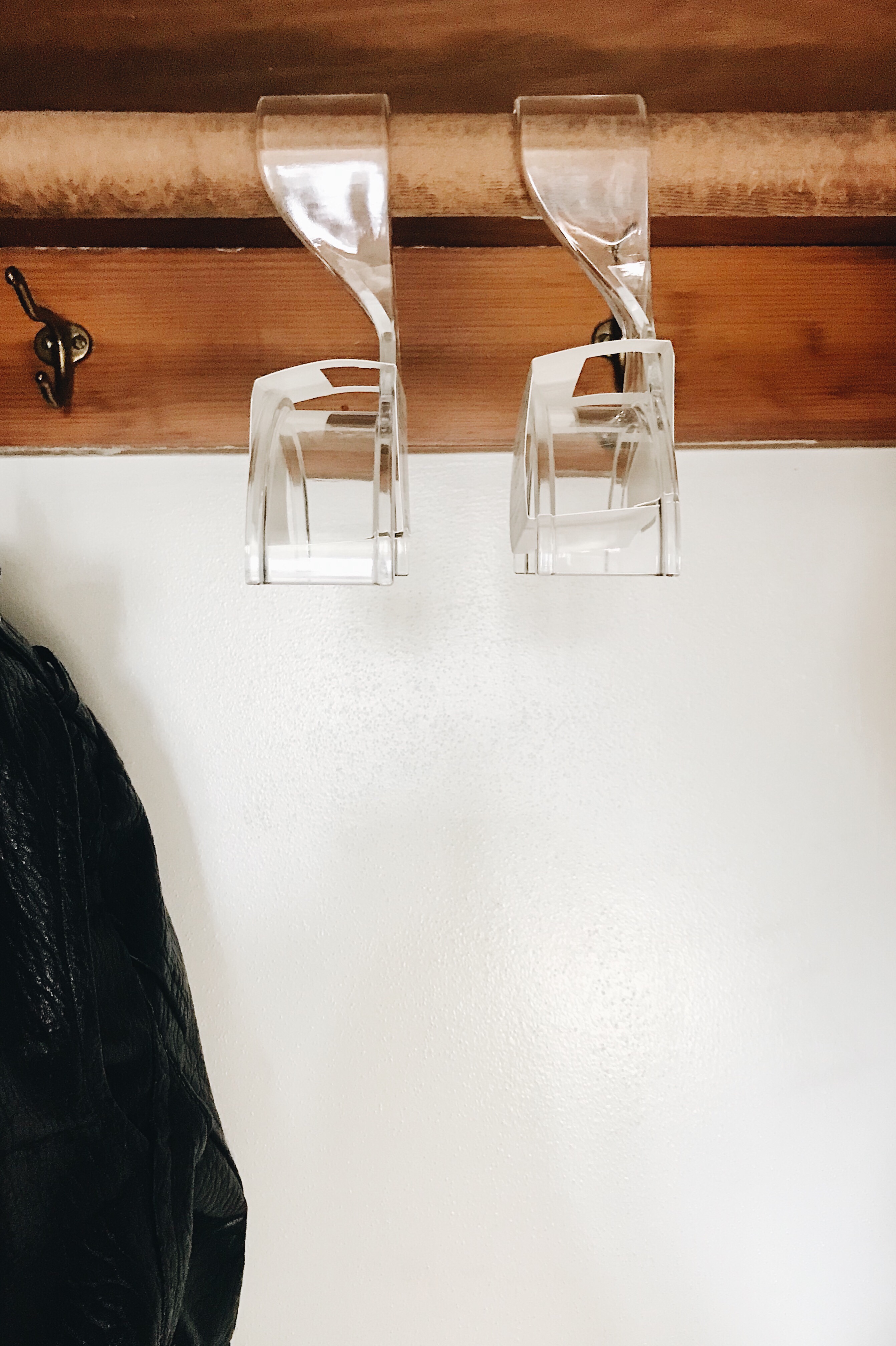 Handbag hanger with luxury bag